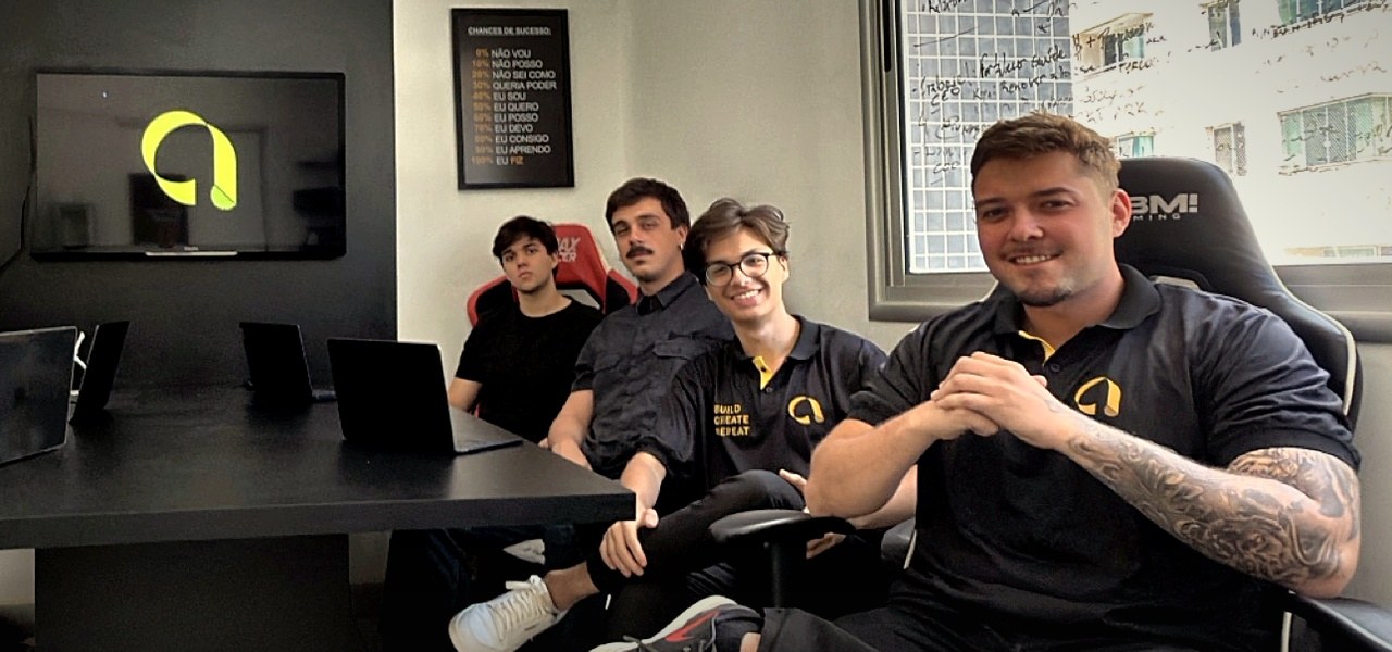 Equipe da Ark Content na sala de reunião do escritório no Lago Norte, em Brasília